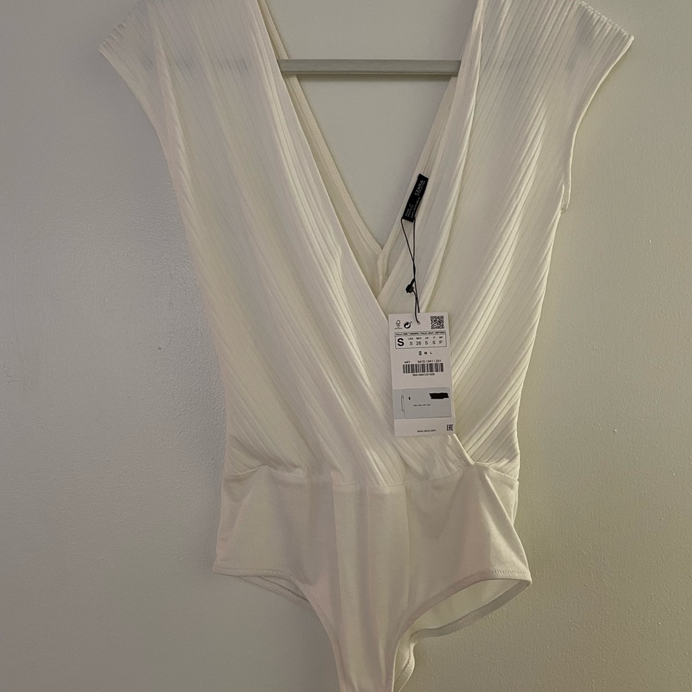 Never been worn bodysuit from Zara in size S.